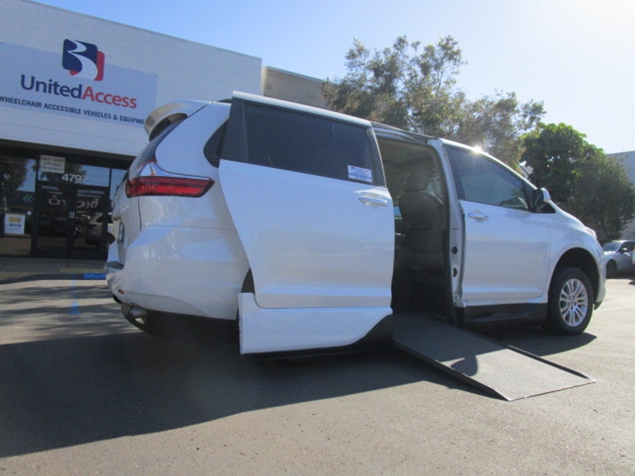 Used 2017 Toyota Sienna XLE Base - VMI Side Entry Entry In Floor Automatic Ramp