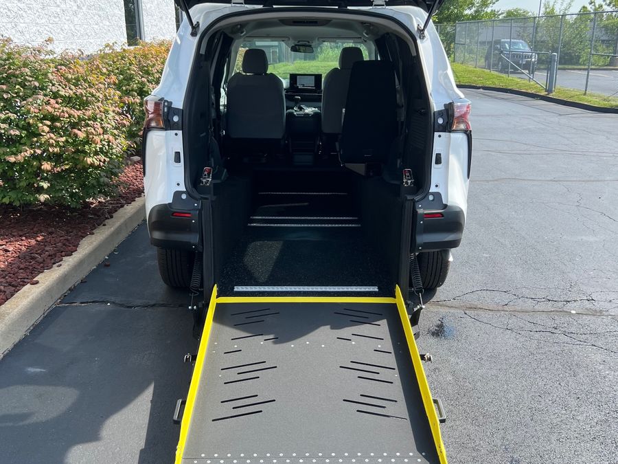New 2025 Toyota Sienna Hybrid LE - Vantage Mobility Commercial Rear Entry Entry Fold Out Manual Ramp