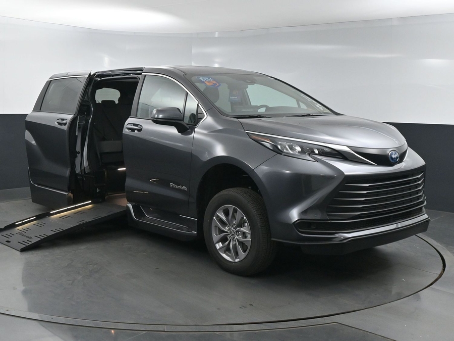 New 2025 Toyota Sienna Hybrid LE - BraunAbility Side Entry Entry Fold Out Automatic Ramp