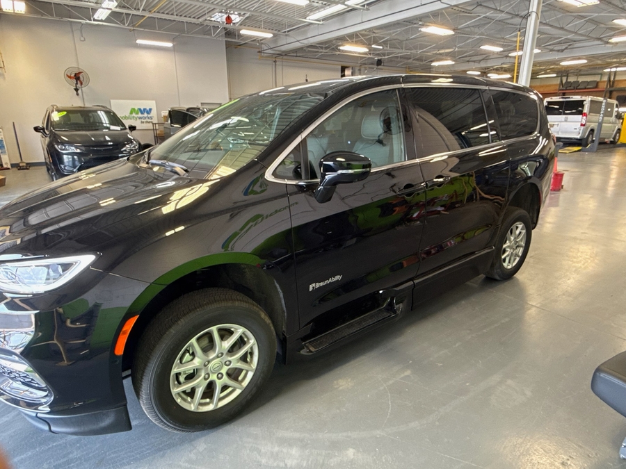 Black Chrysler Pacifica image number 3