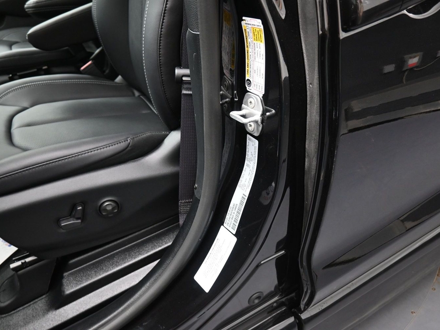 Black Chrysler Pacifica image number 13