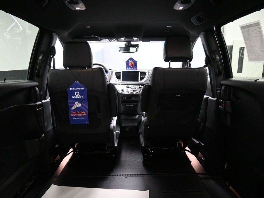 Black Chrysler Pacifica image number 14