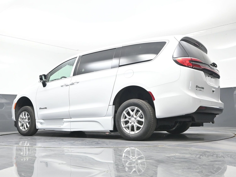 White Chrysler Pacifica image number 20
