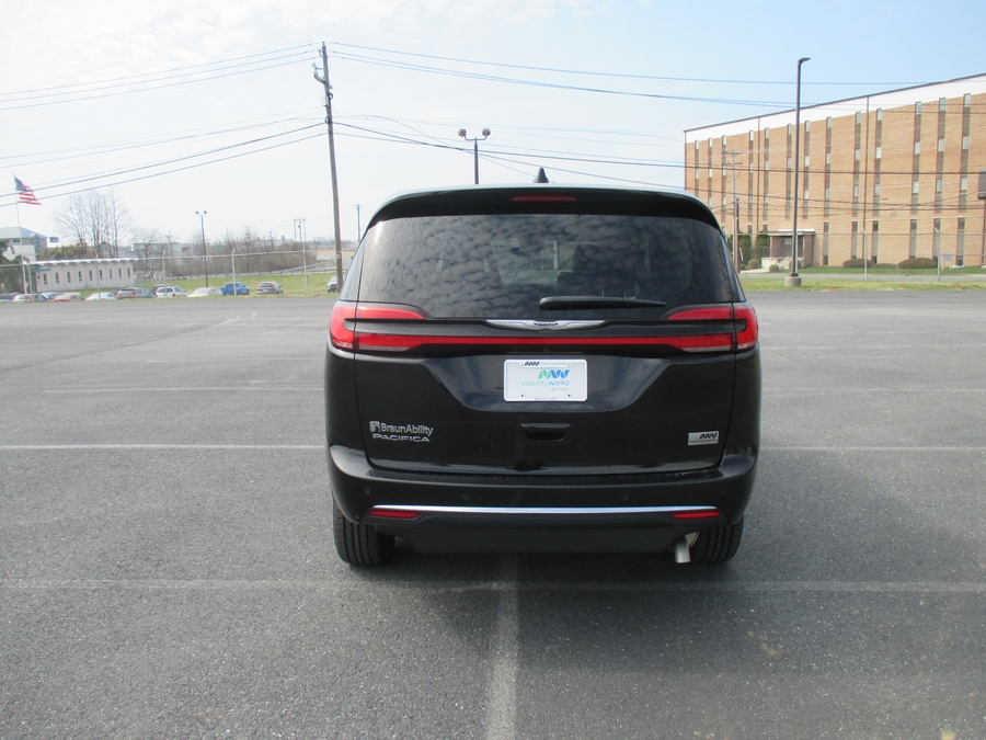 Black Chrysler Pacifica image number 4