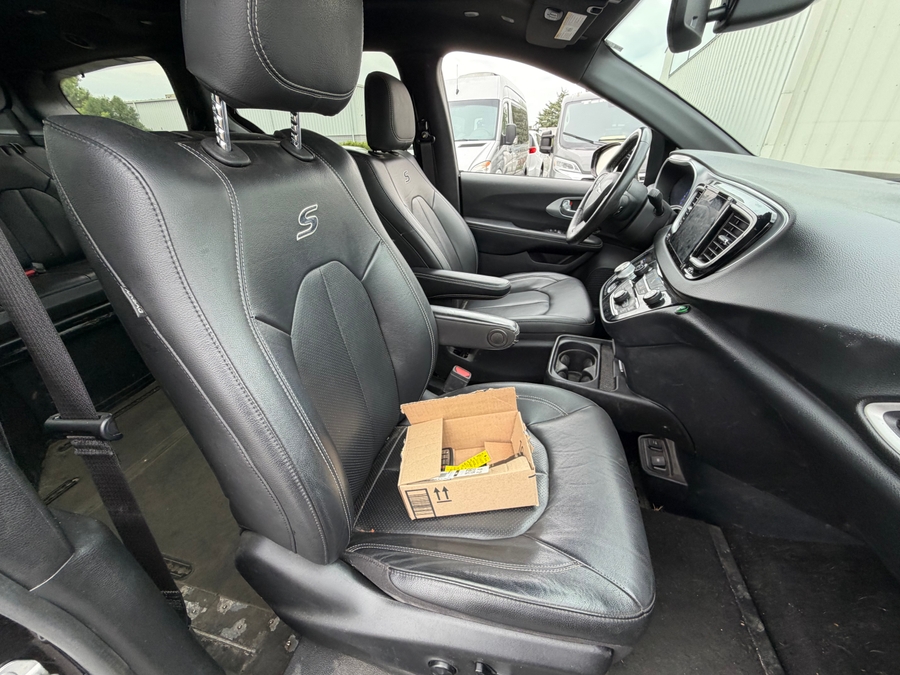 Black Chrysler Pacifica image number 15