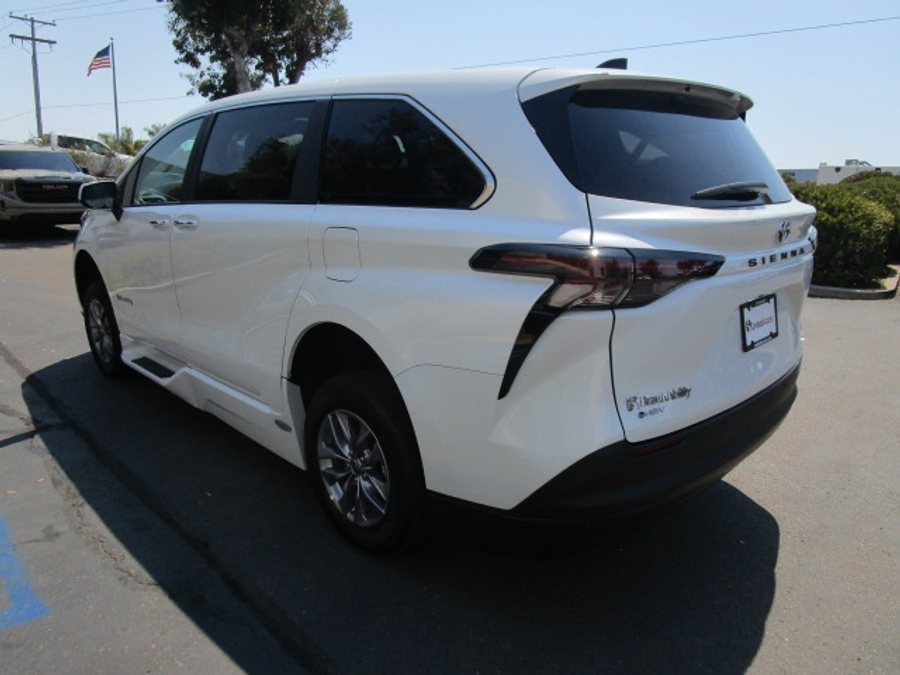 New 2025 Toyota Sienna Hybrid XLE Base - BraunAbility Side Entry Entry Fold Out Automatic Ramp