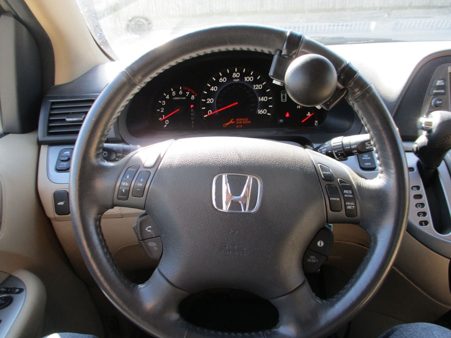 Gold Honda Odyssey image number 11