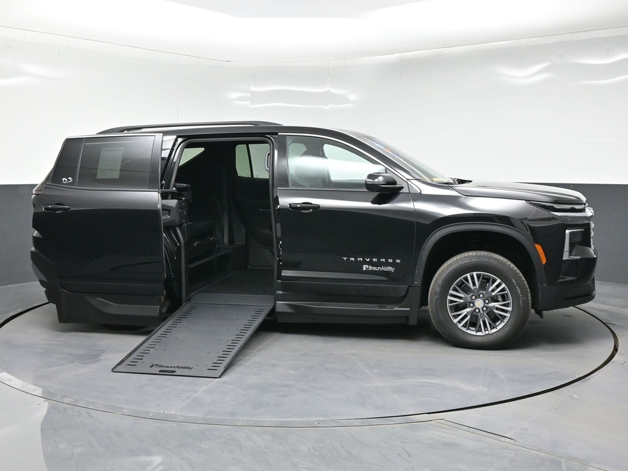 Black Chevrolet Traverse image number 4
