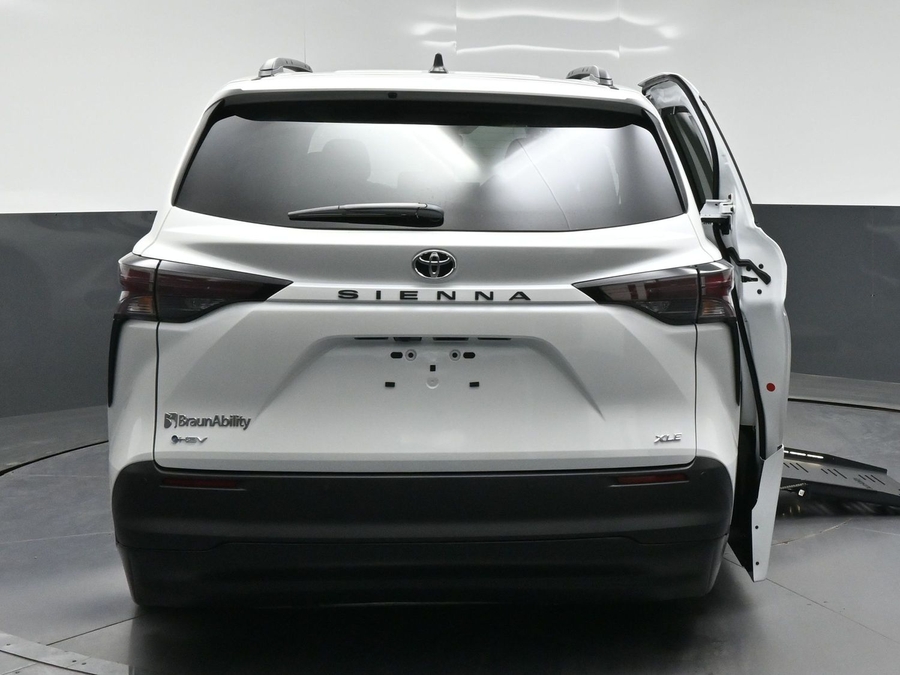 New 2026 Toyota Sienna Hybrid XLE Base - BraunAbility Side Entry Fold Out Automatic Ramp
