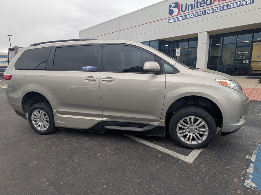 Used 2017 Toyota Sienna XLE Base -  Side Entry Entry In Floor Manual Ramp