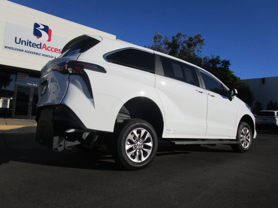 New 2026 Toyota Sienna Hybrid LE - Vantage Mobility Commercial Rear Entry Entry Fold Out Manual Ramp