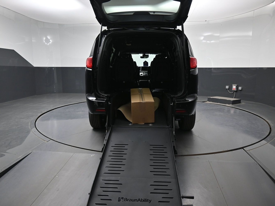 Black Chrysler Voyager image number 9