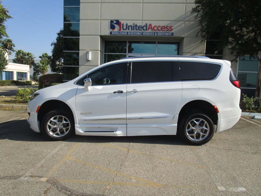 Used 2017 Chrysler Pacifica Limited - BraunAbility Side Entry Fold Out Automatic Ramp