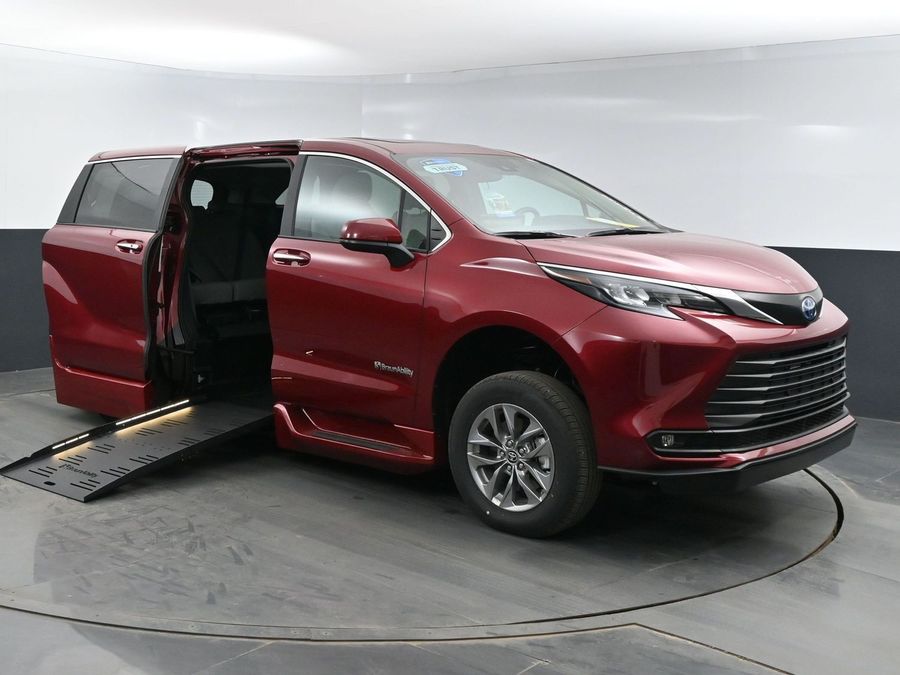 New 2025 Toyota Sienna Hybrid XLE Base - BraunAbility Side Entry Entry Fold Out Automatic Ramp