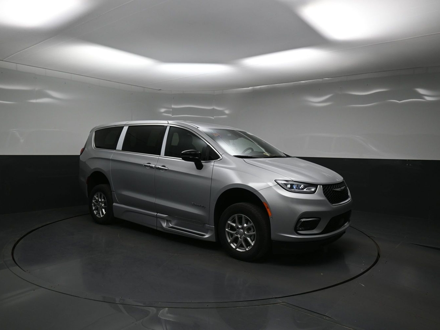 Silver Chrysler Pacifica image number 14