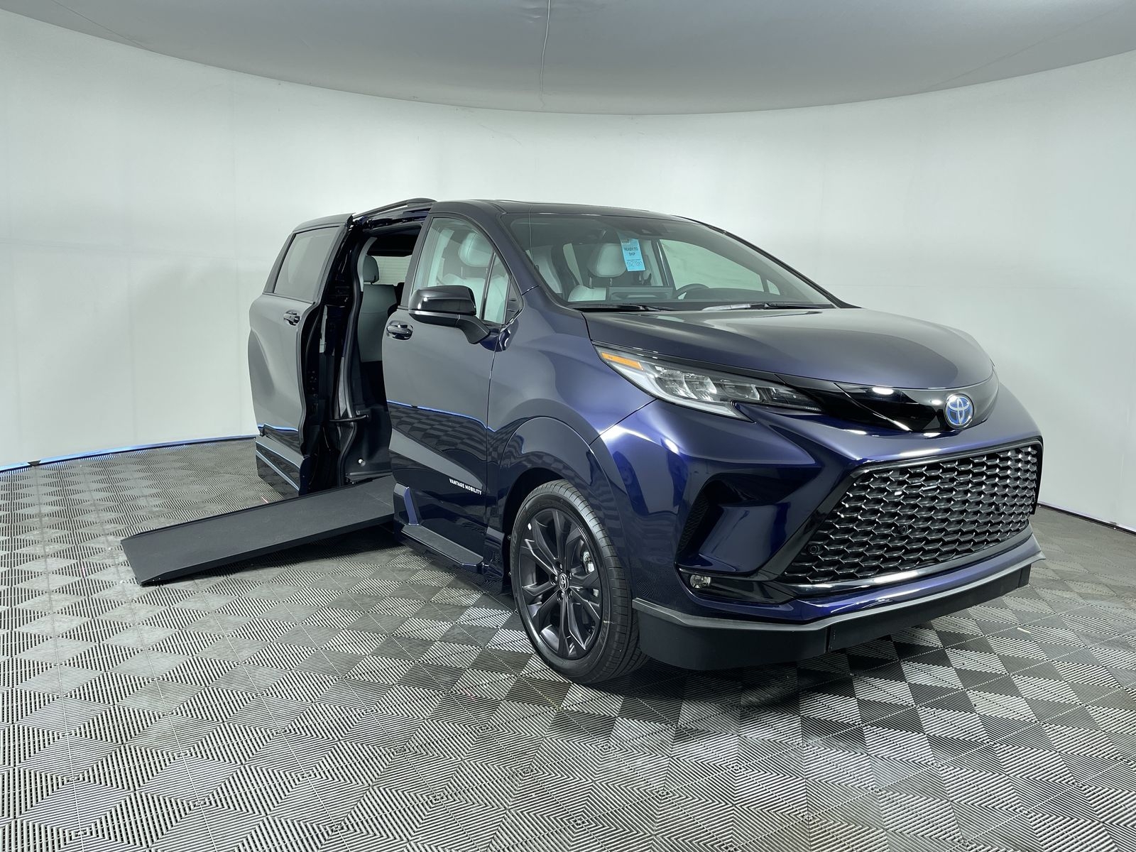 2025 Toyota Sienna FWD XSE Plus