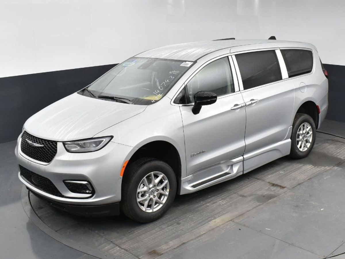 Silver Chrysler Pacifica image number 15