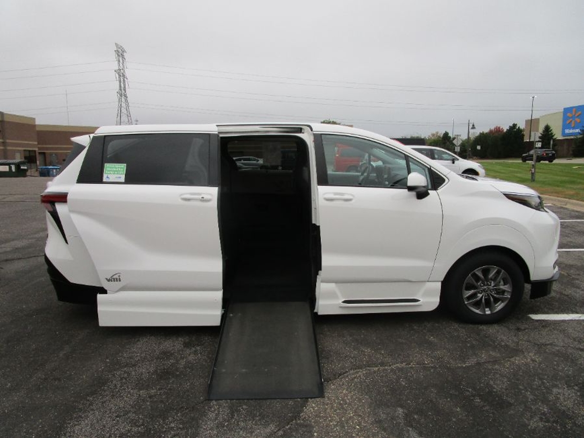 2022 Toyota Sienna LE's photo