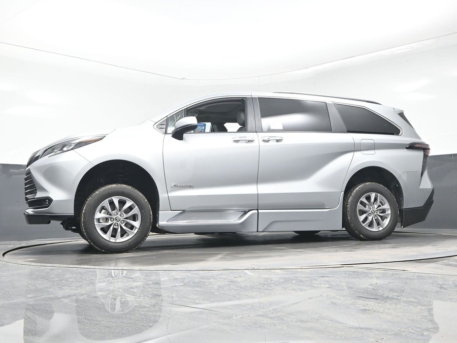 Silver Toyota Sienna image number 24