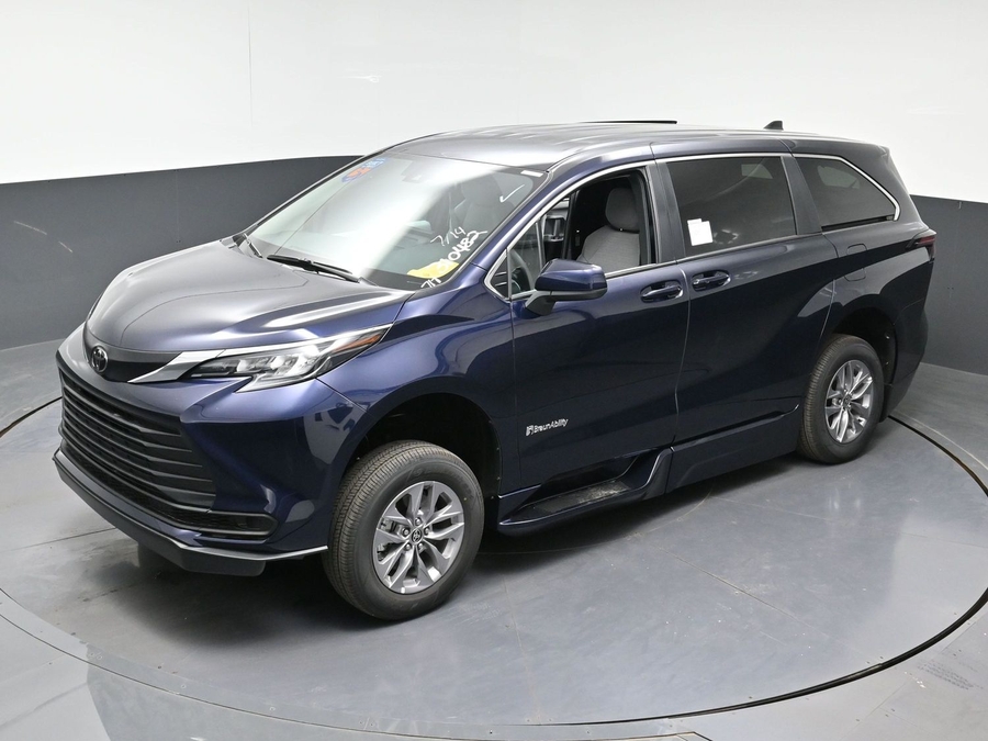 New 2026 Toyota Sienna Hybrid LE - BraunAbility Side Entry Fold Out Automatic Ramp