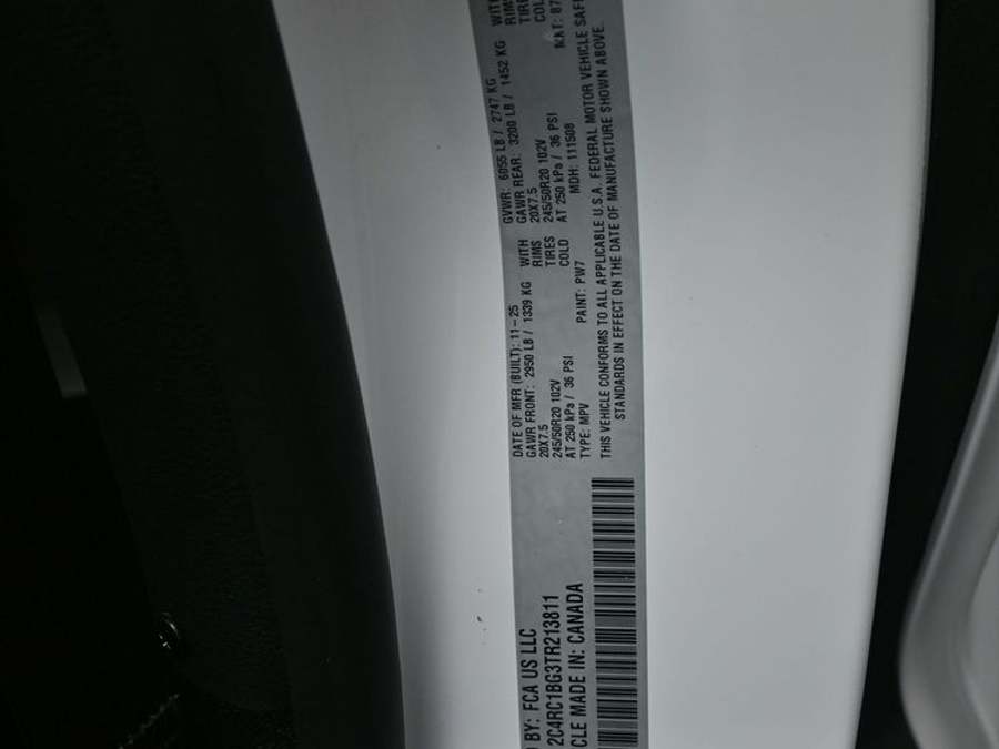 White Chrysler Pacifica image number 24