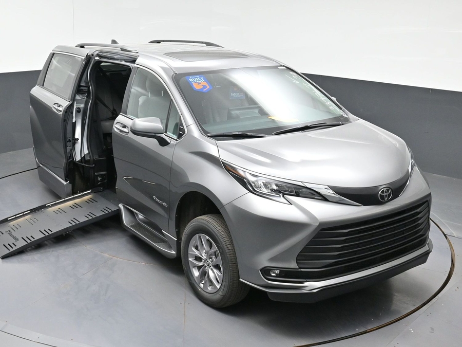 New 2026 Toyota Sienna Hybrid XLE Base - BraunAbility Side Entry Fold Out Automatic Ramp