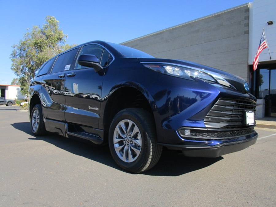 New 2025 Toyota Sienna Hybrid XLE Plus - BraunAbility Side Entry Entry In Floor Automatic Ramp