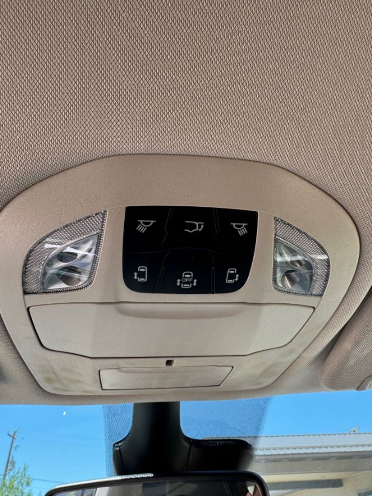 White Chrysler Voyager image number 13