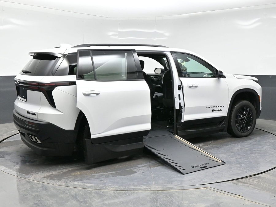 New 2025 Chevrolet Traverse 1LT Midnight - BraunAbility Side Entry Entry In Floor Automatic Ramp
