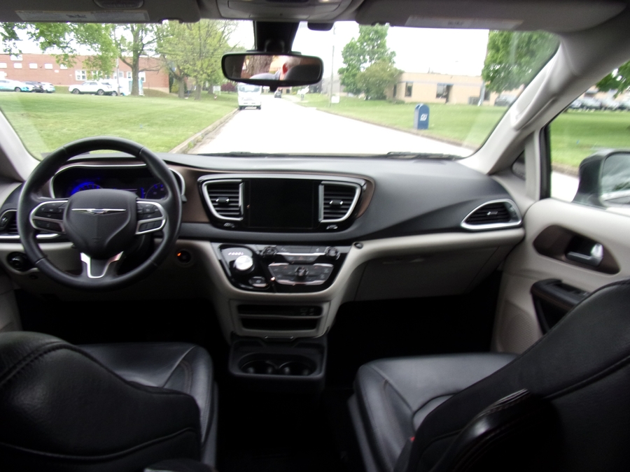 Grey Chrysler Pacifica image number 8