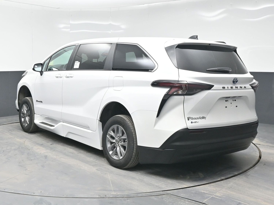 New 2025 Toyota Sienna Hybrid LE - BraunAbility Side Entry Entry Fold Out Automatic Ramp