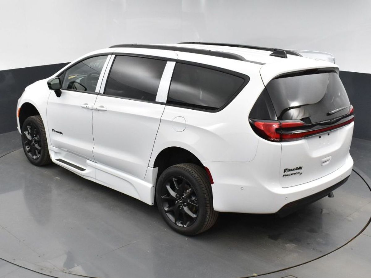 White Chrysler Pacifica image number 16