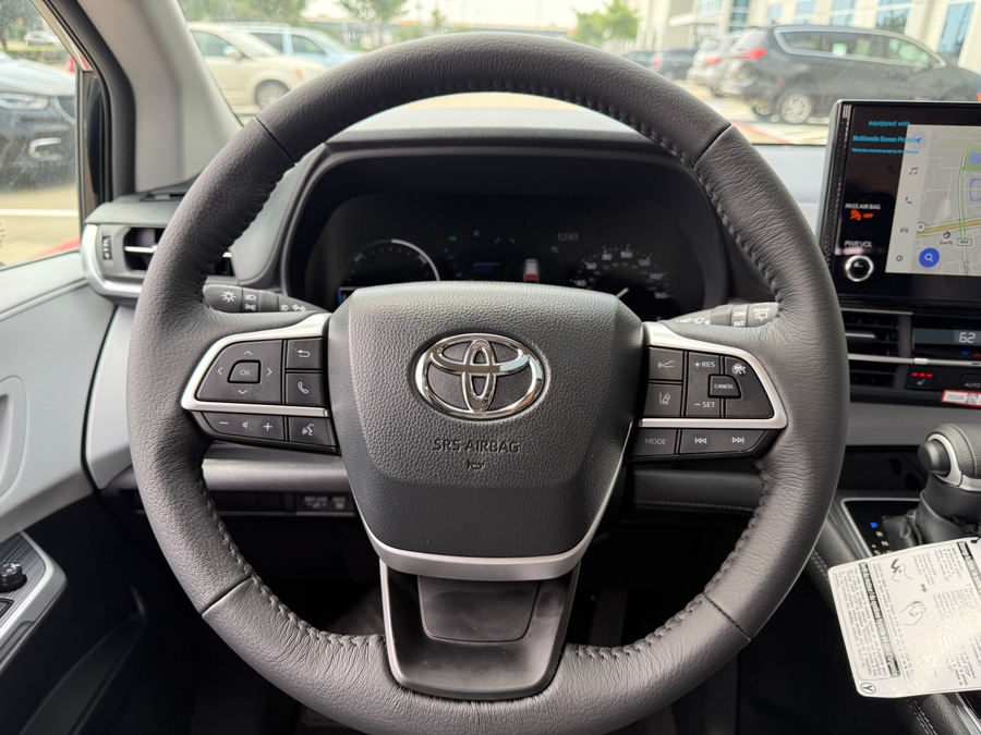 Imagen de la Toyota Sienna negra número 15