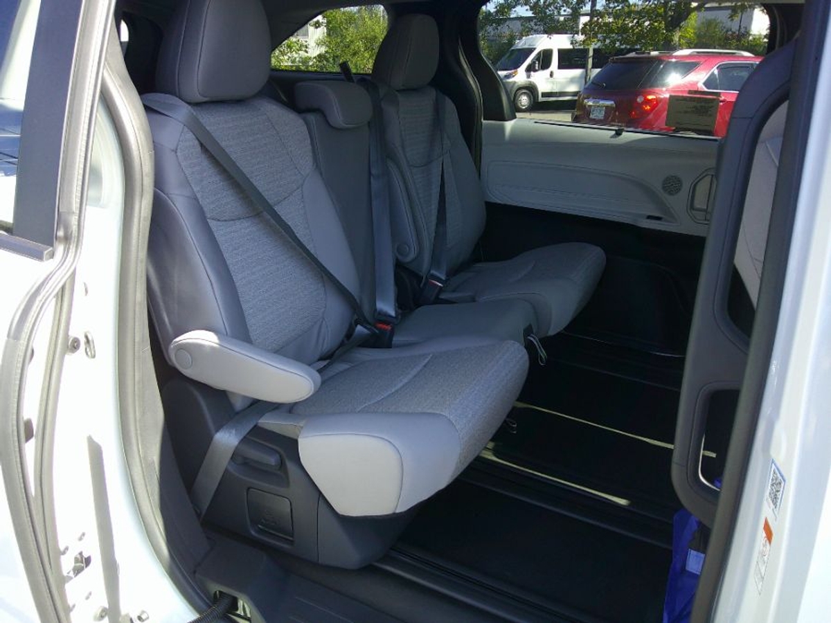 White Toyota Sienna image number 12