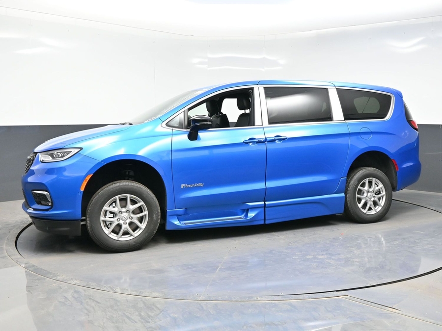 Blue Chrysler Pacifica image number 10