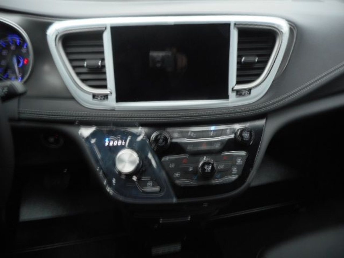 Blue Chrysler Pacifica image number 14