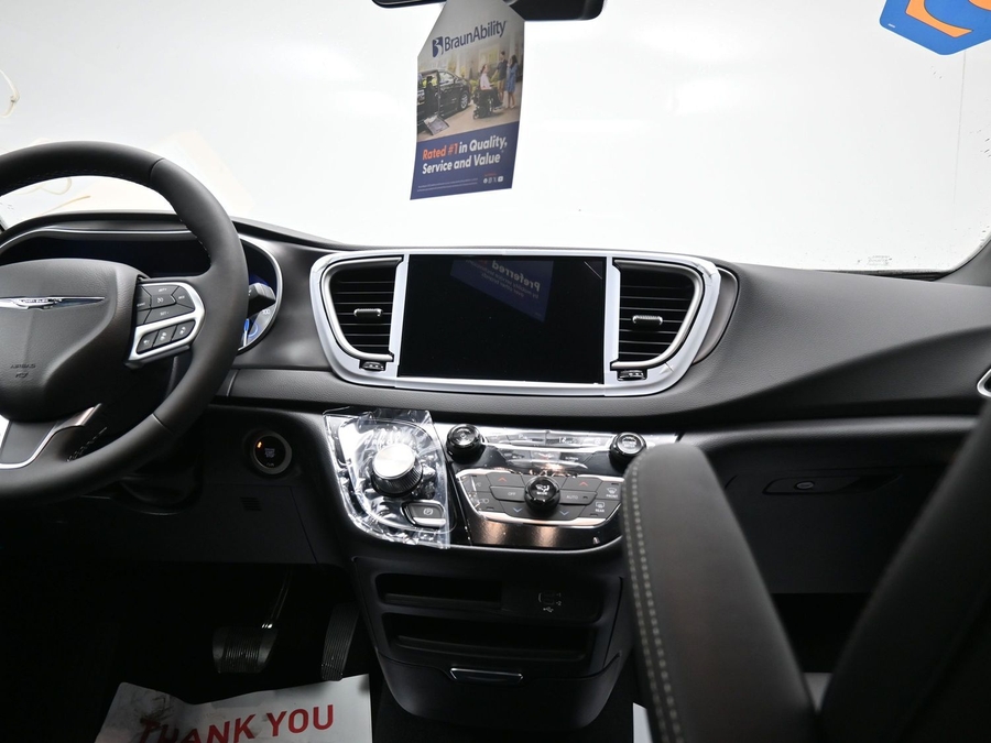 Black Chrysler Voyager image number 13