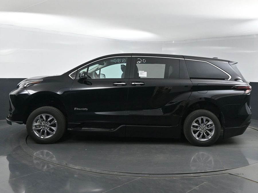 New 2025 Toyota Sienna Hybrid XLE Base - BraunAbility Side Entry Entry Fold Out Automatic Ramp