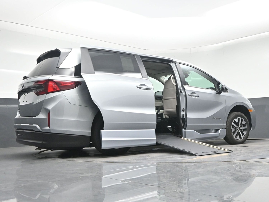 Silver Honda Odyssey image number 9