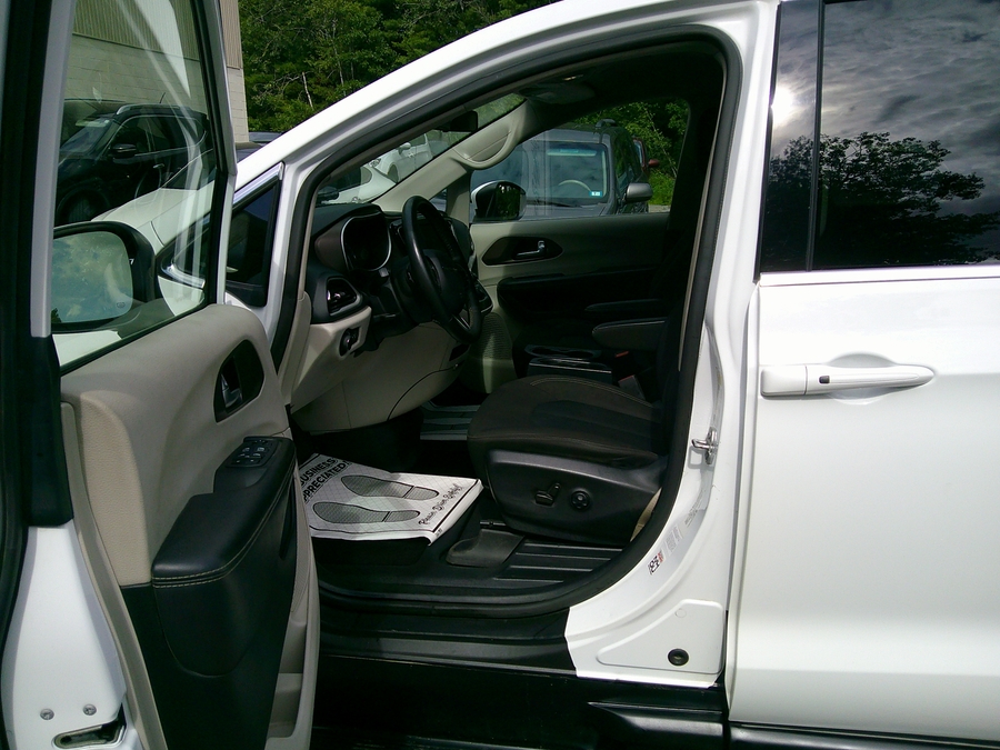 White Chrysler Voyager image number 14