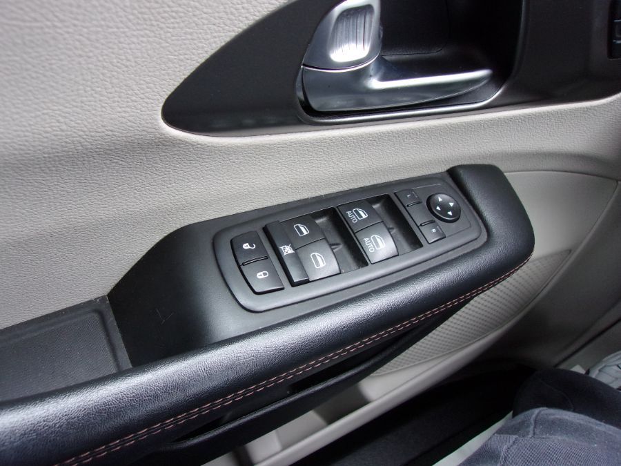White Chrysler Pacifica image number 4