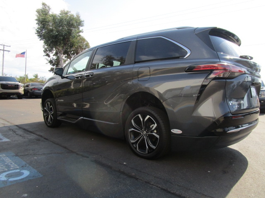 New 2025 Toyota Sienna Hybrid Platinum - BraunAbility Side Entry Entry Fold Out Automatic Ramp