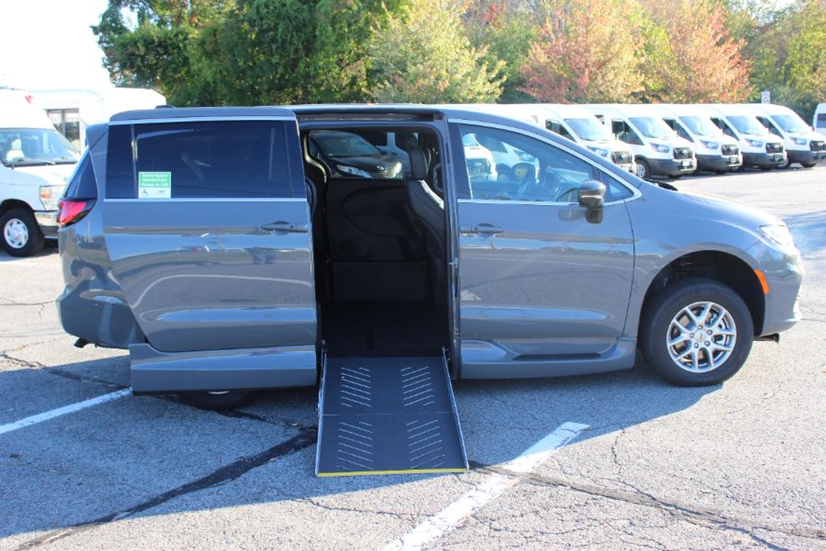 Grey Chrysler Pacifica image number 7