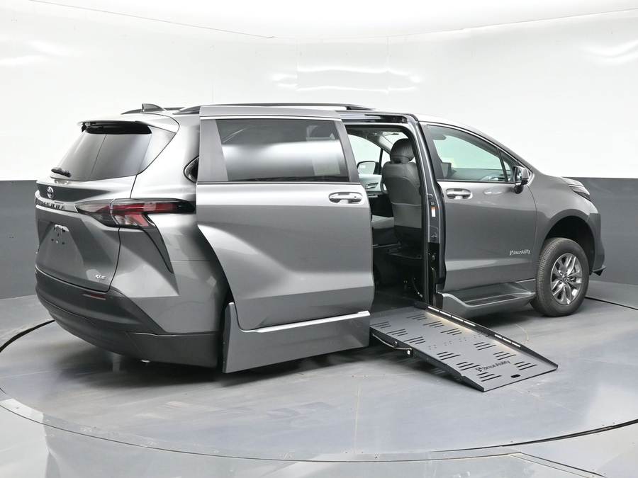 New 2026 Toyota Sienna Hybrid XLE Base - BraunAbility Side Entry Entry Fold Out Automatic Ramp