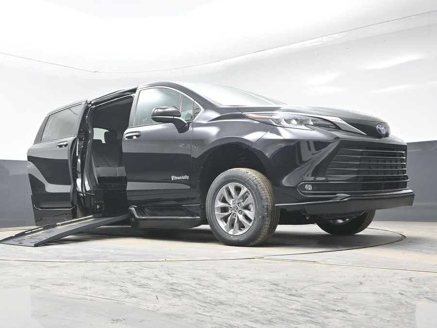 Black Toyota Sienna image number 18