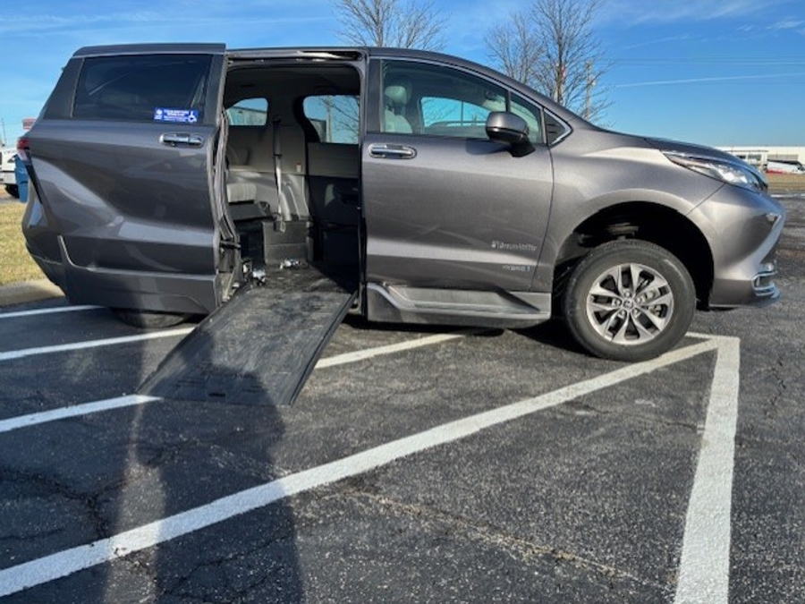 Used 2021 Toyota Sienna Hybrid XLE - BraunAbility Side Entry Entry Fold Out Automatic Ramp