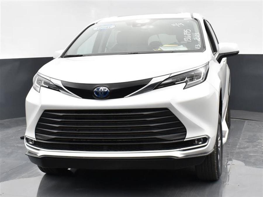 New 2026 Toyota Sienna Hybrid XLE Base - BraunAbility Side Entry Entry Fold Out Automatic Ramp