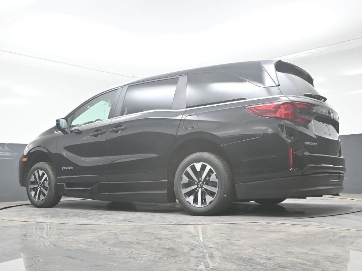 Black Honda Odyssey image number 20