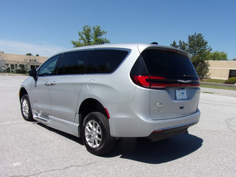 Silver Chrysler Pacifica image number 4