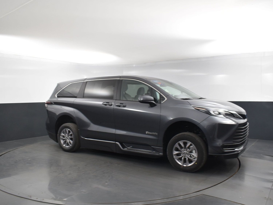 New 2025 Toyota Sienna Hybrid LE - BraunAbility Side Entry Entry Fold Out Automatic Ramp